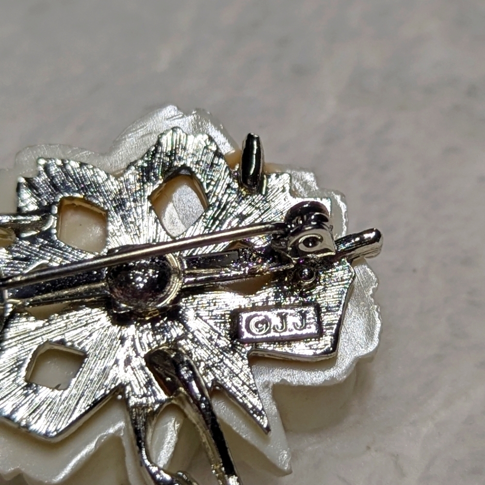 Vintage JJ Jonette Ivory Colored Rose Brooche with Silvertone Stem. - Picture 5 of 9